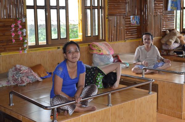 Các cụ già neo đơn nữ - Hình mô tả 1