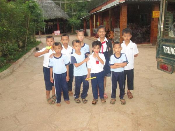 Các bé Cô nhi - Hình mô tả 73