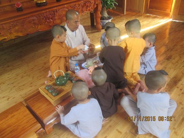 Thầy và các bé cô nhi - Hình mô tả 4