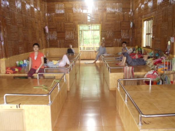 Các cụ già neo đơn nữ - Hình mô tả 4