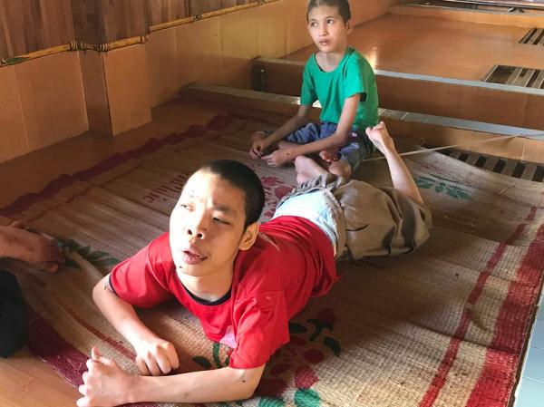 Em sinh ra cũng muốn được làm người. Có đầy đủ nét vui tươi con trẻ......... - Hình mô tả 5