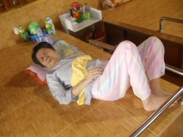 Các cụ già neo đơn nữ - Hình mô tả 9