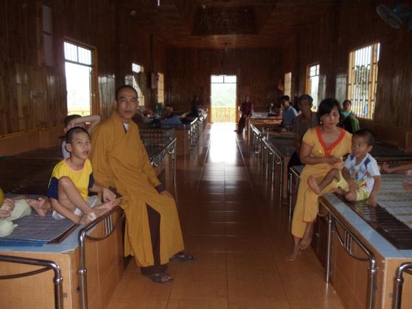 Thầy và các bé cô nhi - Hình mô tả 9