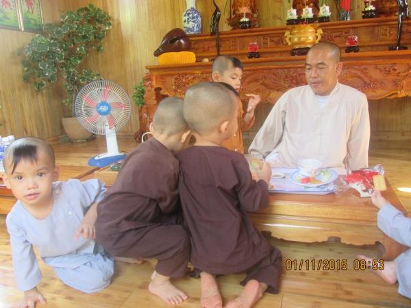 Thầy và các bé cô nhi